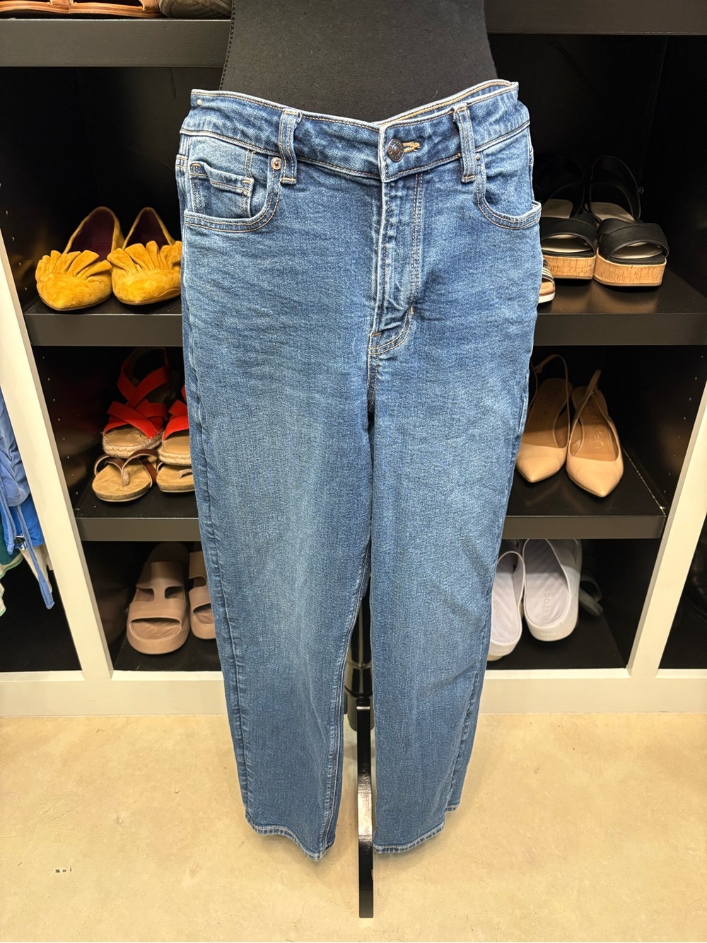 American Eagle Outfitters Stretch Mom Jeans in Medium Blue Wash - Picture 2 of 12